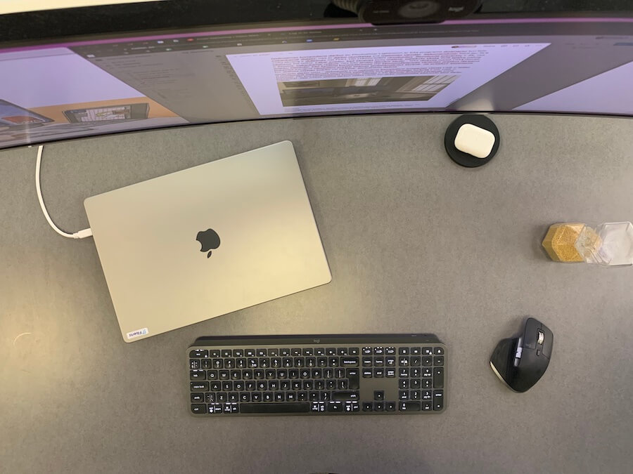 Macbook kompiuteris darbui