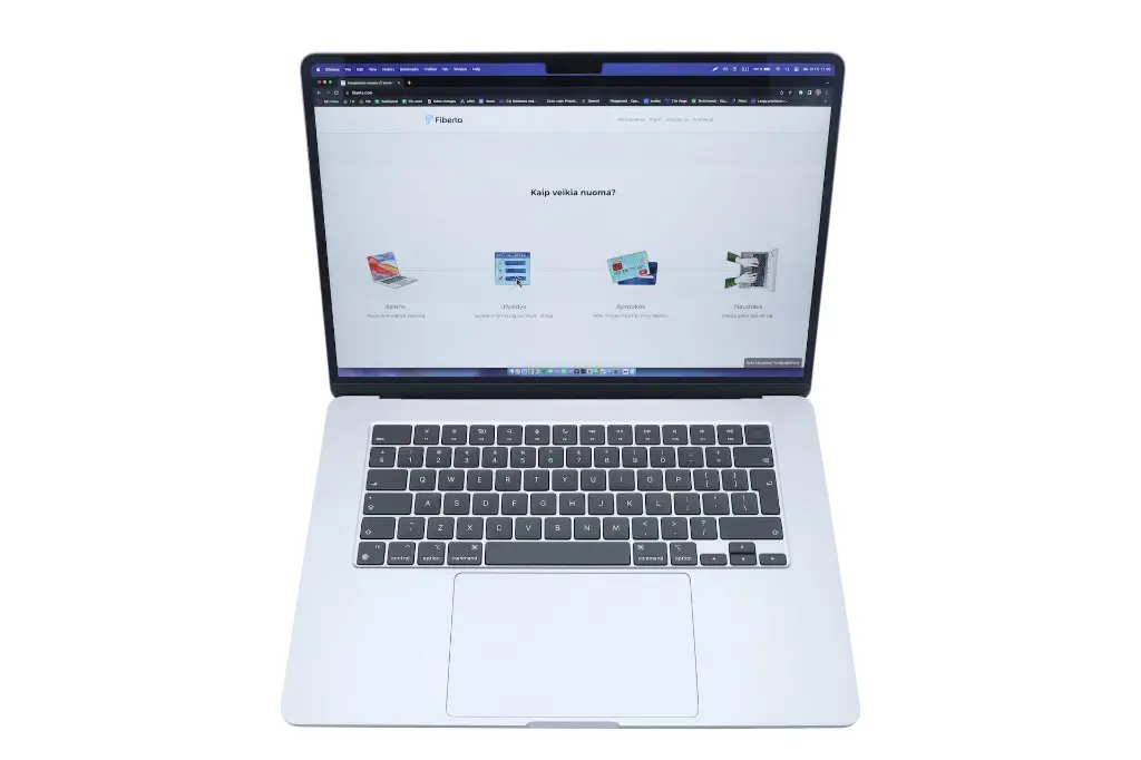 Macbook Air 15 M2 nešiojamas kompiuteris priekis.webp